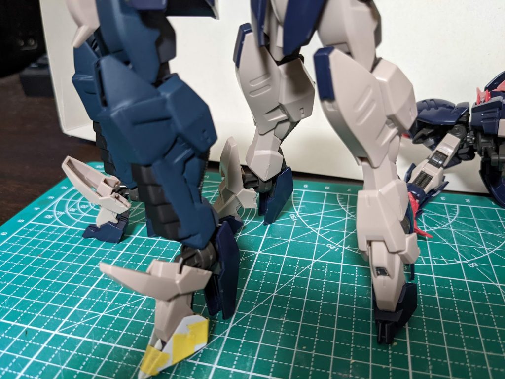 脚パーツ改造中。キュベレイ脛のダクトパーツを前に貼り、隙間をパテ埋めしてます。膝上とのバランス調整に苦労し最終的に全体がやや曲線になってしまいました。この時点ではまだ全体像を考えていませんでしたがFSSのVサイレン風のシルエットを目指していました。以上になります。最後まで見ていただきありがとうございました。