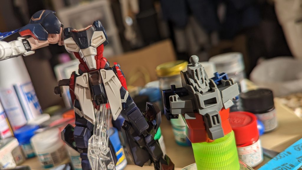 別のHGと並べてみたんですがサイズ差がすごいです。普通にMGクラスです