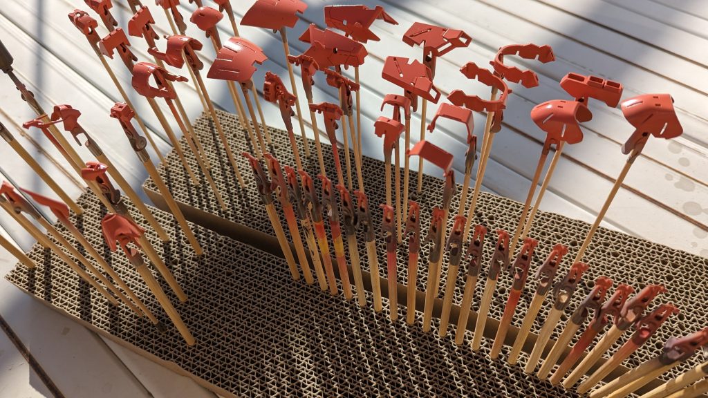 撮り置きしてあった制作過程を上げときますが、設定の3色指定の中で赤みが一番弱い部分の例です。サーモンピンクっぽいのをまず塗り~の。