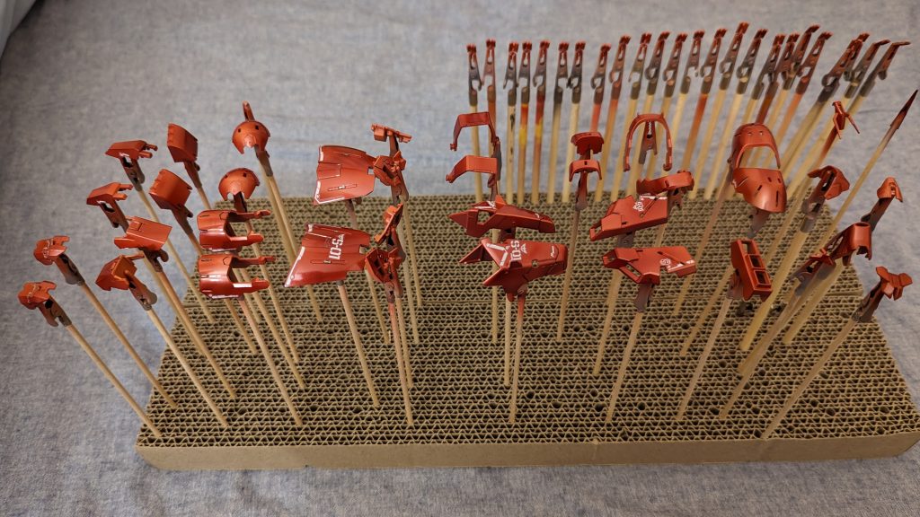 パール載せたままだと反射光が基本的に白色になってしまうので、適量のカラークリアを載せーの、デカール貼り~の。