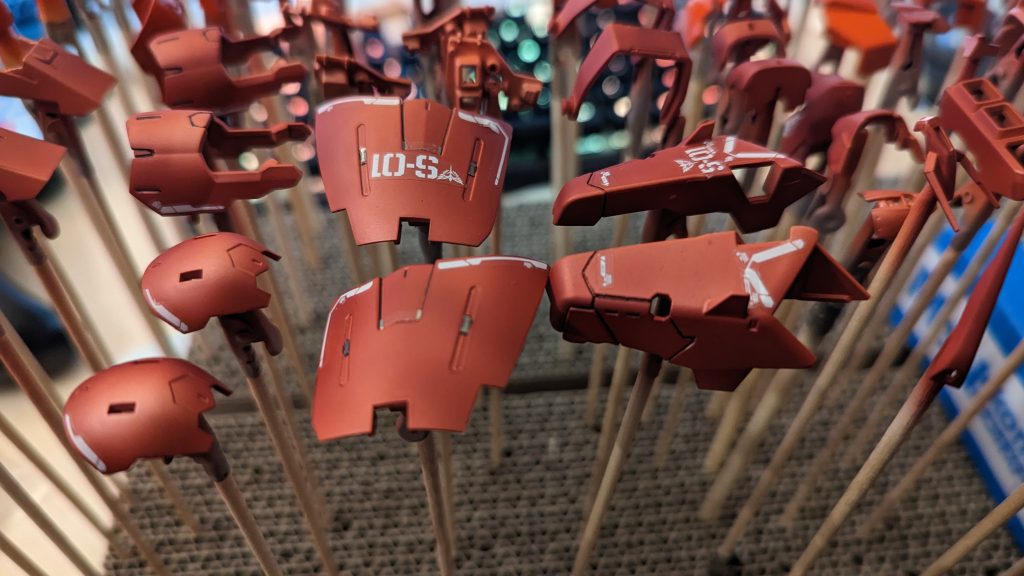 最後にフラットクリアで終了するとこんな感じですね。デカール載せてグロスクリア路線にする、つまり「飴玉≒キャンティ」状態で終了するのも当然有りかと思いますが、クレオスのフラットクリアだとアルマイト処理っぽい印象になってくれますね。他社のフラットクリアは試してないので判らないんですが。遥か昔に作ってた時には憧れの道具だった「エアブラシ」を使ってみましたが、習作含めてサザビーを作ってきたらガンプラ製作欲がだいぶ満たされたようd…あれ?何だこのレシート?