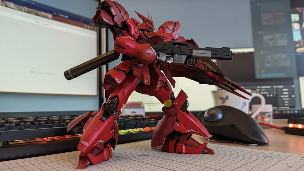 素組みでも個人的には十分格好いいと思うので、外観には手を加えてません。塗り方ですが下地として赤3色を用意してそれぞれの赤指定の箇所に塗った後、パール適量 → 赤クリア適量 → デカール貼り → フラットクリアと載せてます。キャンディ塗装じゃね?という話もあるかもですが、劇中でも光沢描画は無かったし、個人的にはマット仕上げが好きなので…という’選択。