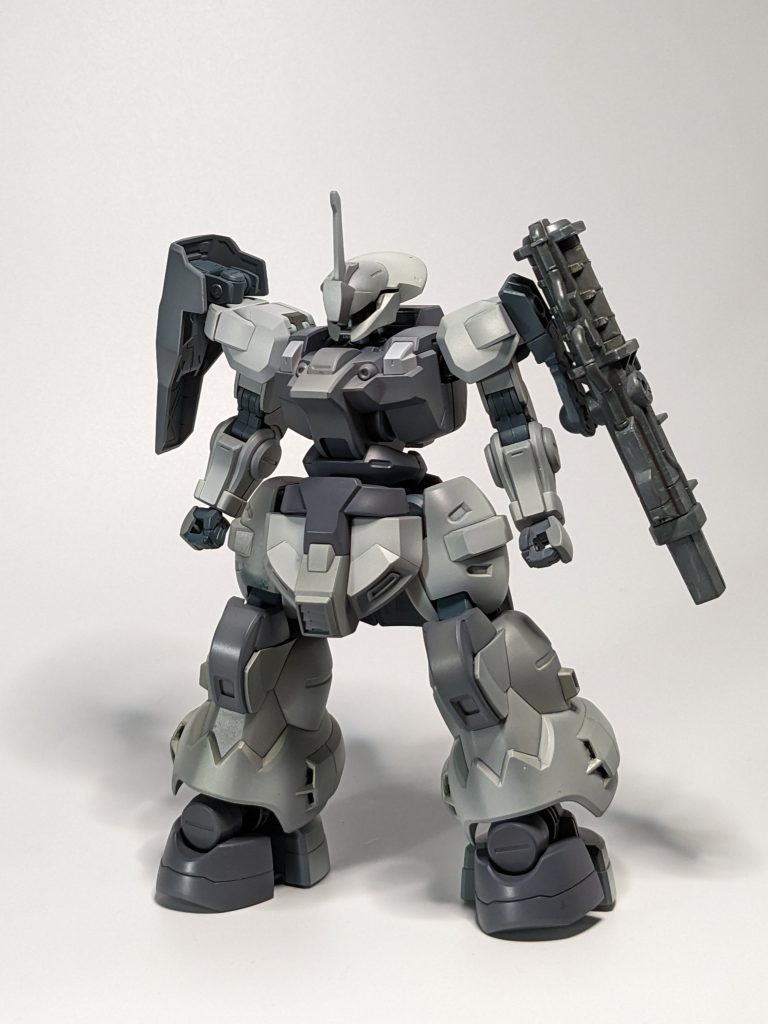 今回はグラデーションはせずにキットのイメージを残して塗装しました。この感じでコーションマークをいっぱい貼ったらカッコ良いかも?