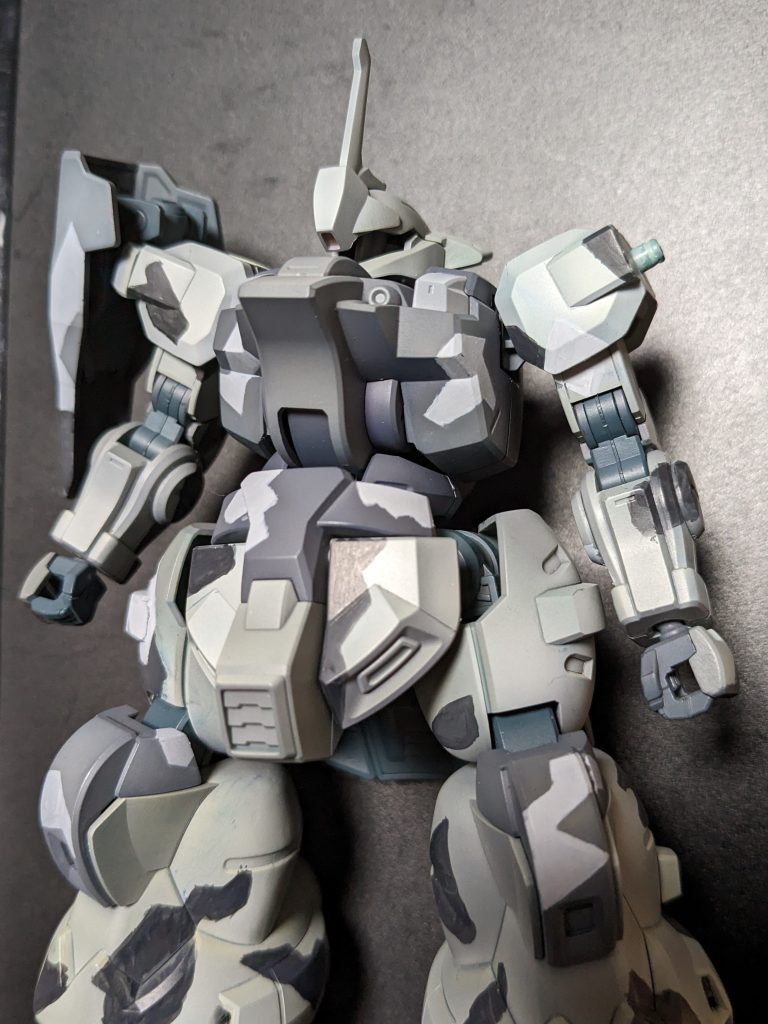 宇宙仕様にカスタムするなら迷彩にしよう。普通の迷彩は自然界には似合うけど、ディランザはカクカクした迷彩の方が似合うと思いスプリット迷彩にしました。後から思いついたので筆塗りです。