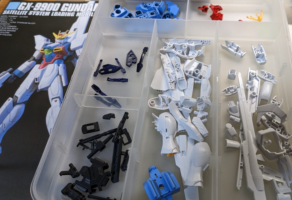 外装のホワイトは成型色のままで他のパーツを塗装しています。