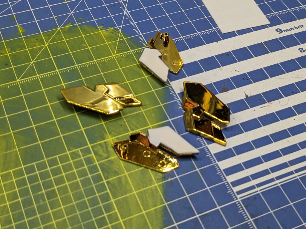 アームドアーマーDEの大きなヒレの裏打ちパーツ作製。プラ板を貼って、ゴールドミラーフィニッシュを貼り込みます。