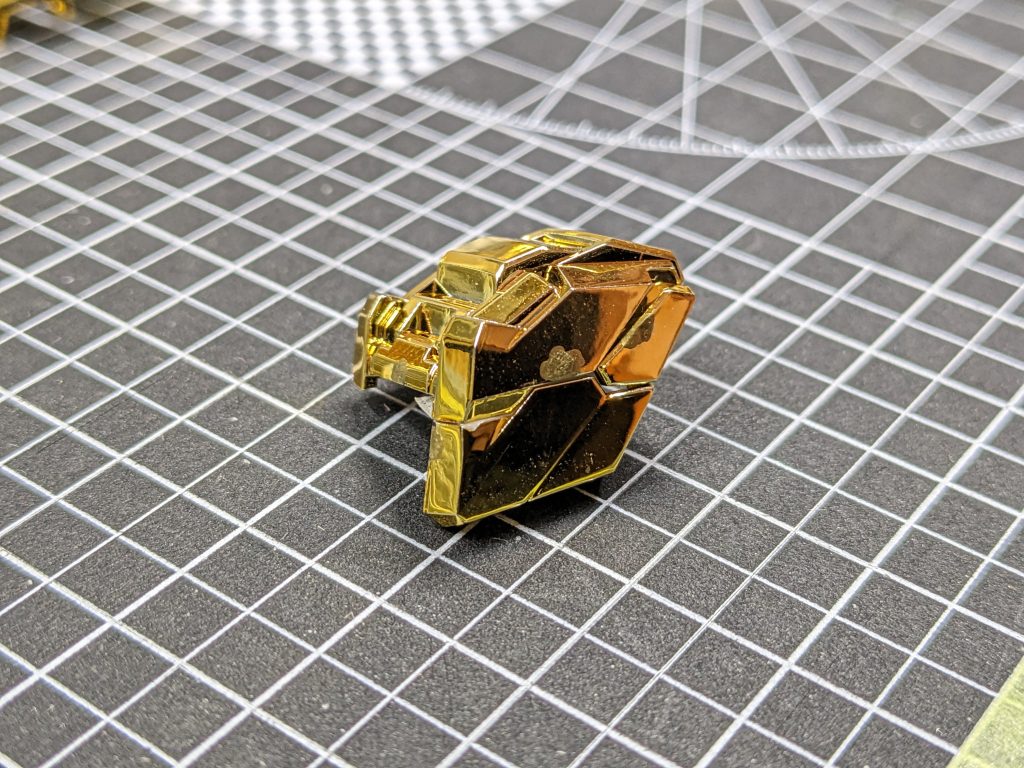 左肩の ”03” を貼るために、いったん左肩を両面テープでユニコーンモード状態に組んでます。貼ってから切り込みを入れて分解。