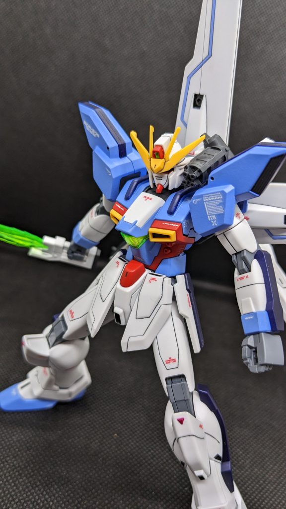 肩、胴体、足パーツのブルーは水性ホビーカラーのソードストライクブルーとガンダムブルーで調整。他の部分は缶スプレー塗装で赤い部分はMrカラーのシャインレッド、関節等グレー部分はジャーマングレー、濃いパープル部分はタミヤのダークメタリックブルーで塗装しました。