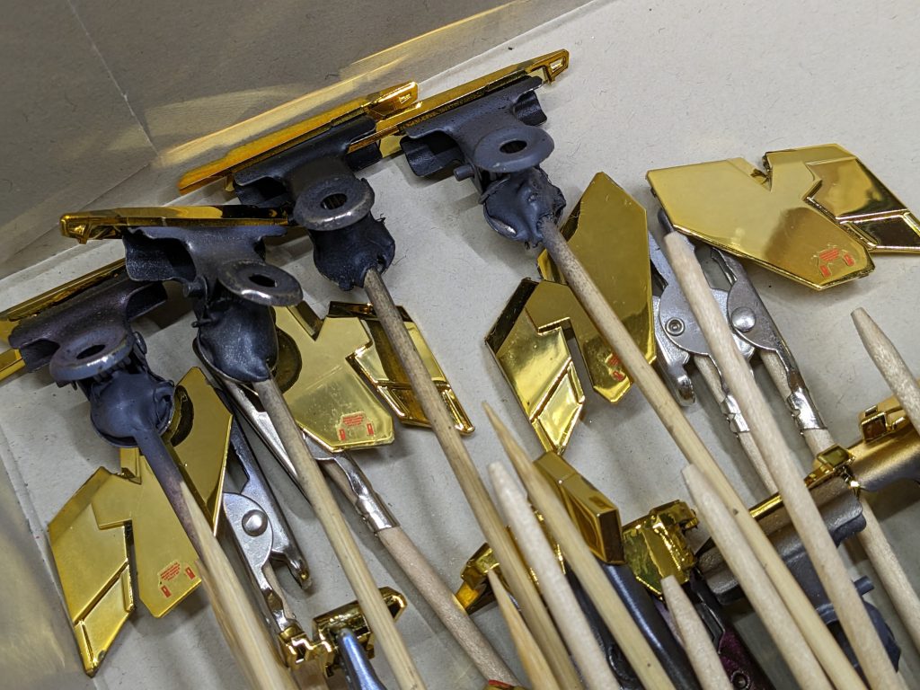 表面処理は徹底的に皮脂(指紋)を拭き取る事でした。そして、デカールを貼ってから、マークセッターを拭き取って・・・もしかしたら、普通に全塗装で制作するよりも手間がかかってるかも(笑)