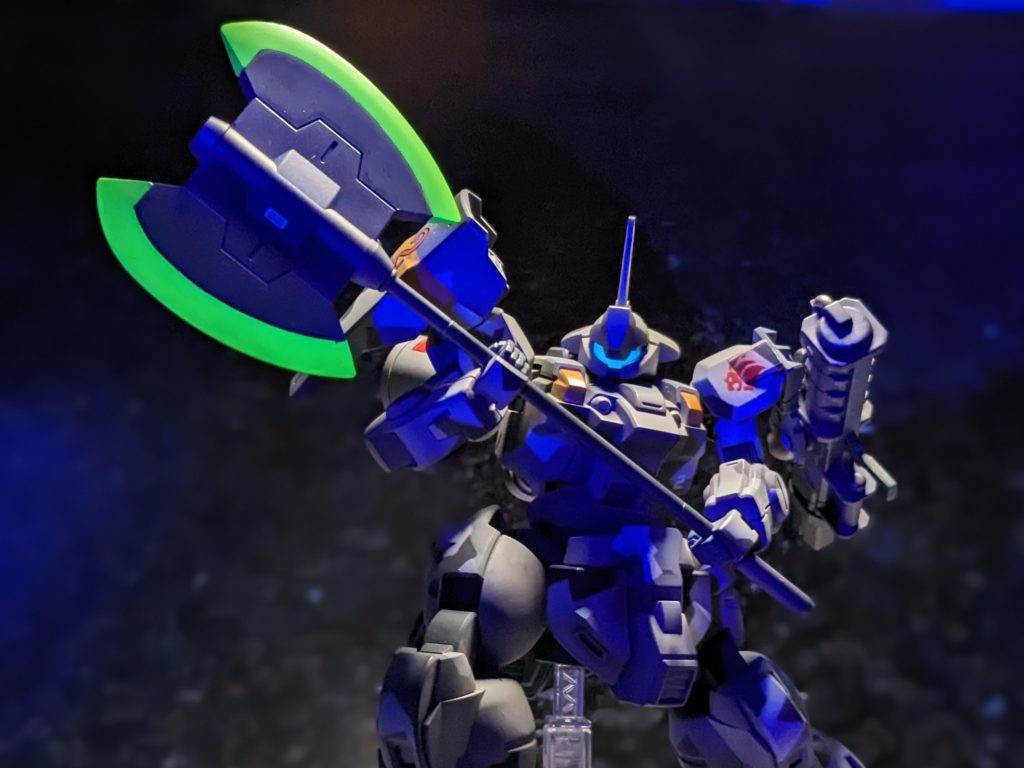 斧(?)とモノアイは蛍光塗料を使ってます。紫外線ライトで光ります。