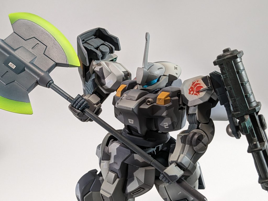 左肩にはジェターク社の獅子のマーク。搭載しているビームキャノンは昔のオマケ(?)キットです。