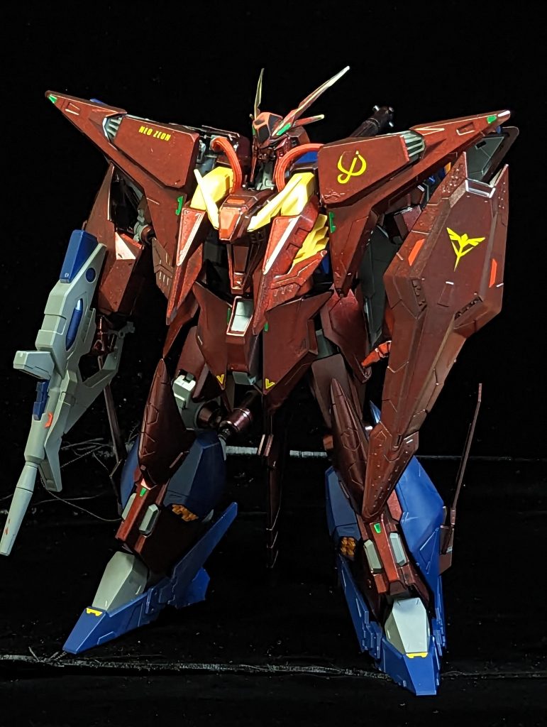 そしてジオンの系譜ならMSの外に飛び出たパイプ!