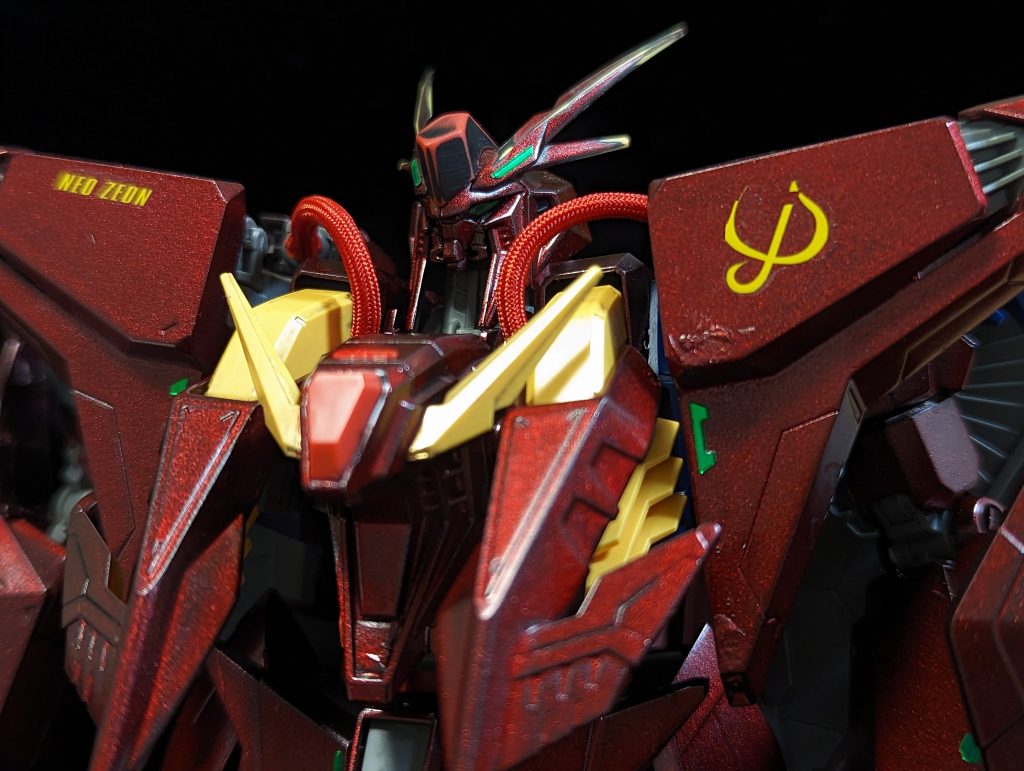 ビームサーベルをオミットして、ディティールアップパーツのパイプを追加しています。