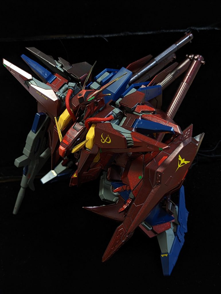 閃光のハサウェイでは地上戦のみ描かれていましたが、ネオ・ジオンと合流したのであれば宇宙戦に特化した換装もあっただろうという想定でプロペラタンクを追加しています。