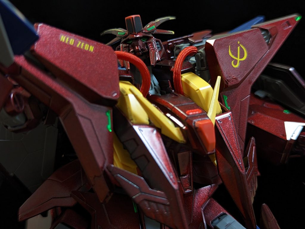 デカールは逆シャア用のものを流用。シャアのシンボルマークは少し削り取って、あくまでシャアではなくシャアに感化された人間である、ということを表現しています