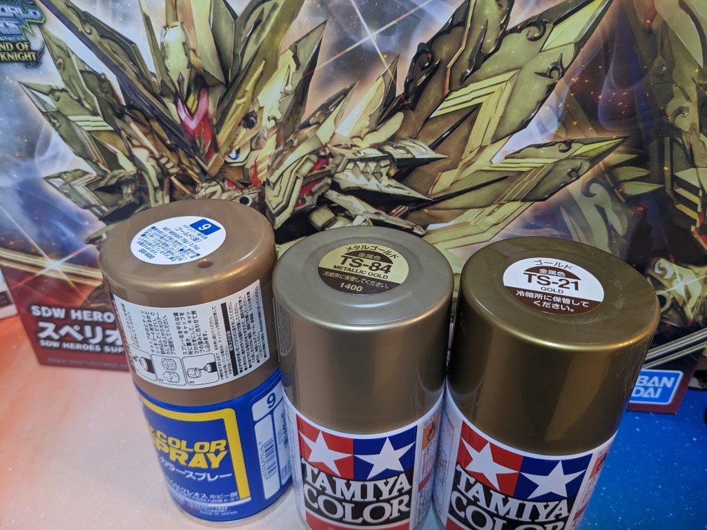 塗装は缶スプレーでパパッと。タミヤ ゴールド(ヘルメット、胸部、肩部、腕部、腰外装、脚部)タミヤ メタルゴールド(アンテナ、ウイング、肩前アーマー、上腕部アーマー)GSIクレオス ゴールド(側頭部、胴体)エングレービングはシタデルカラーのリトリビューターアーマーで。赤色は同じくシタデルカラーのメフィストンレッドでちまちま。