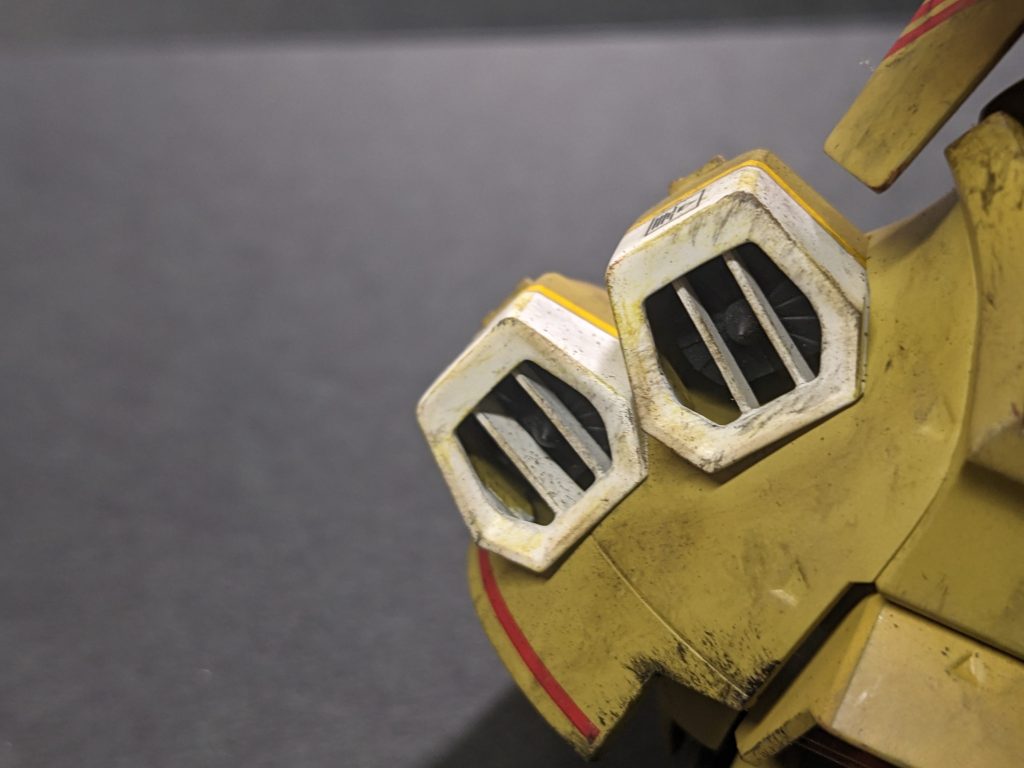 ジェットエンジンのファンを後ろにずらしてプラ板で少し加工してみました。