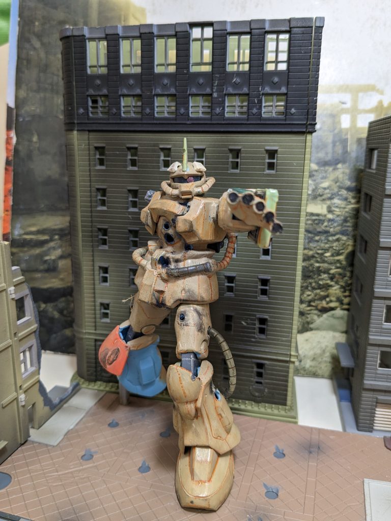 全体的にグフの損傷が激しく、所々サビが目立つ。その為、本来の運用目的である白兵戦による戦闘は困難であるため、リモートでフィンガーバルカンを発射して拠点防衛を行うこととなる。