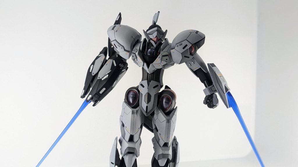 実戦仕様という想定なので、劇中の設定通りにビームサーベルの色を青に変更しています。ガンダムルブリスのものが無改造で装着可能でしたので、そのまま流用しています。