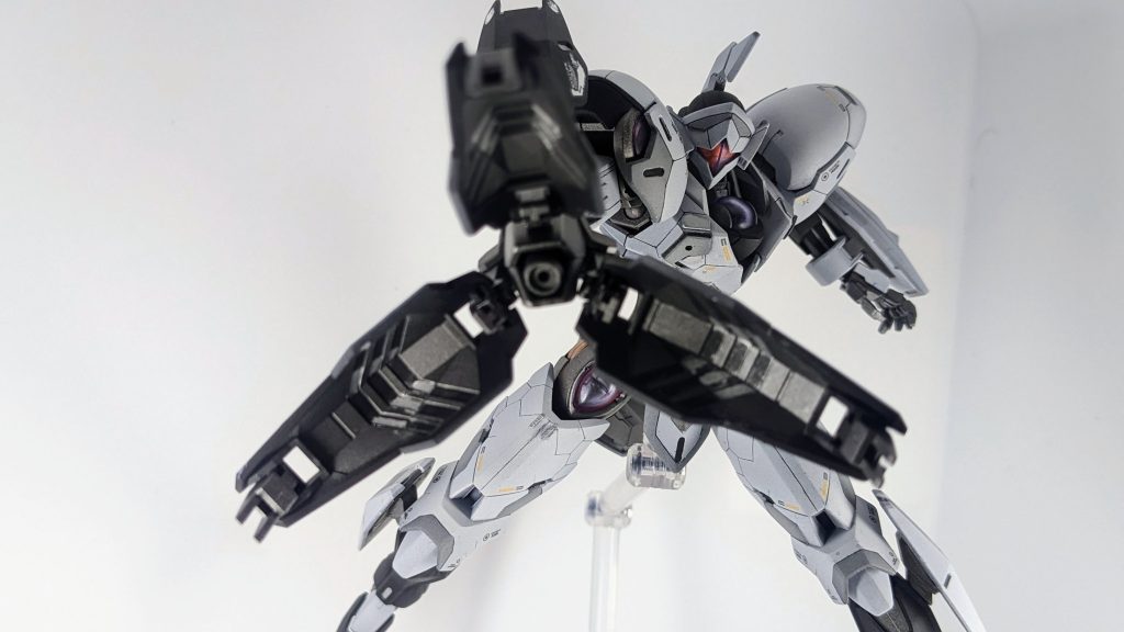 サムネにもしているビームブレイサー展開です。内部は構造が難しくお世辞にも綺麗とは言えませんが、フレーム色、ブラック、メッキ調のシルバーで塗り分けています。