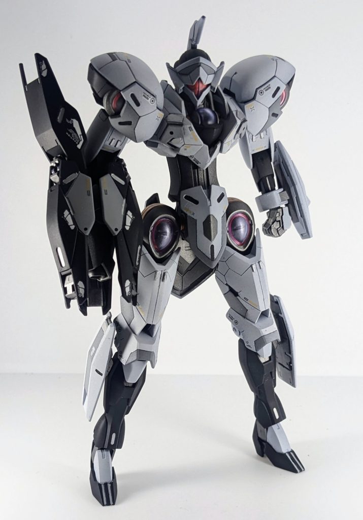 正面からの写真です。見ていてうるさくならない程度に筋彫りを意識しました。ハインドリーシュトルムやディランザ・ソルのような軍用機のカラーリングを意識し、派手すぎず、しかし少しヒロイックな一面も見えるよう塗装しました。