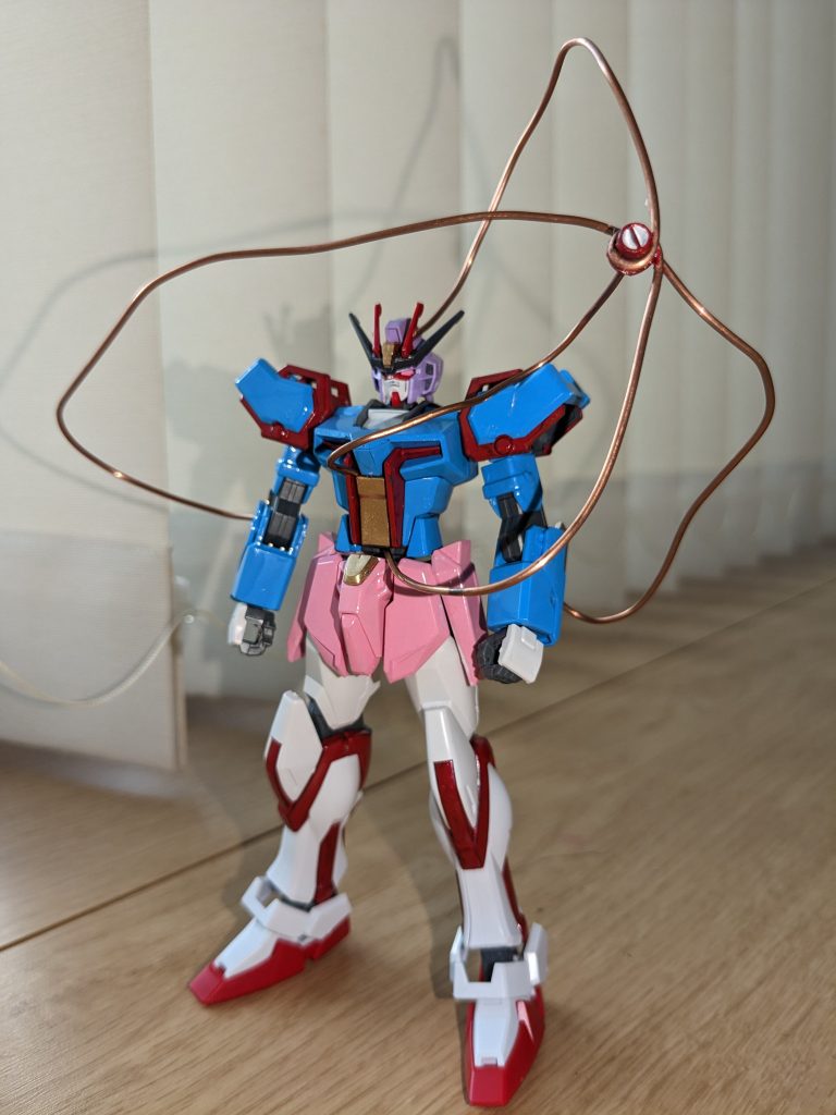 全体像はこんな感じサードアイはビームライフルのスコープ部分に針金を巻き付けてそれっぽくしてあります。色は目の中が白で外がメタルレッドです。ちなみに取り外しも自由にできます。娘はサードアイだ〜！て喜んでましたが、私からするとど〜にもインコムにしか…（笑）