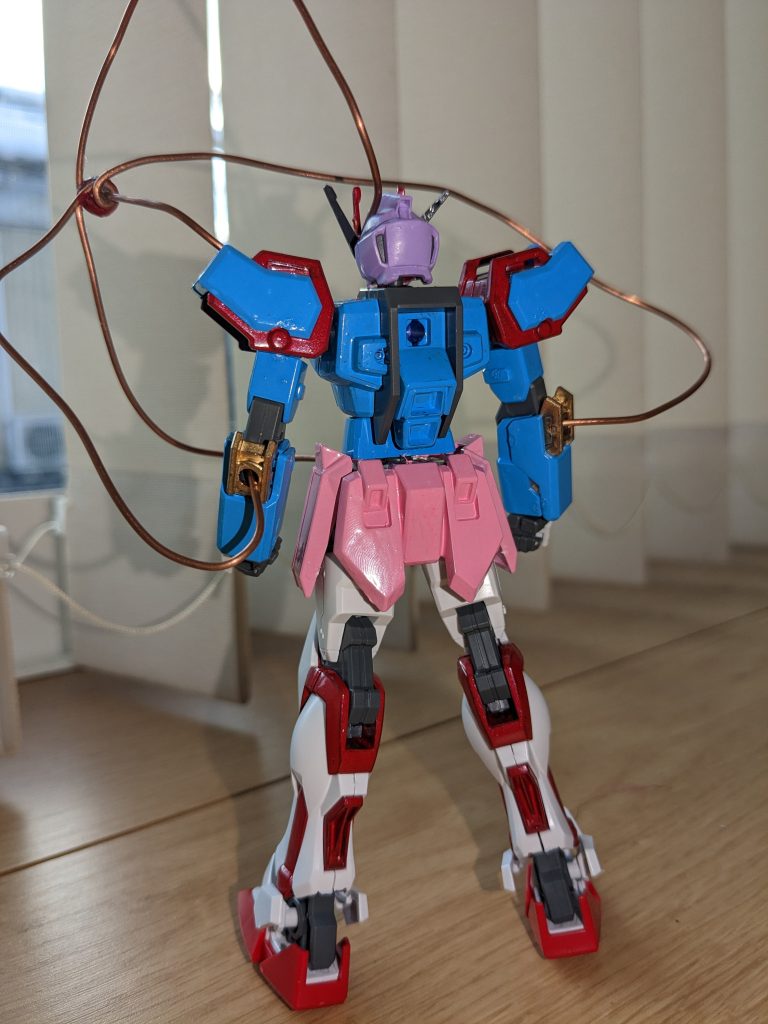 背面図はこんな感じ。前からの写真もそうですが、ゴールドのポイント部分から針金が出てるように見せるよう接続してあります。