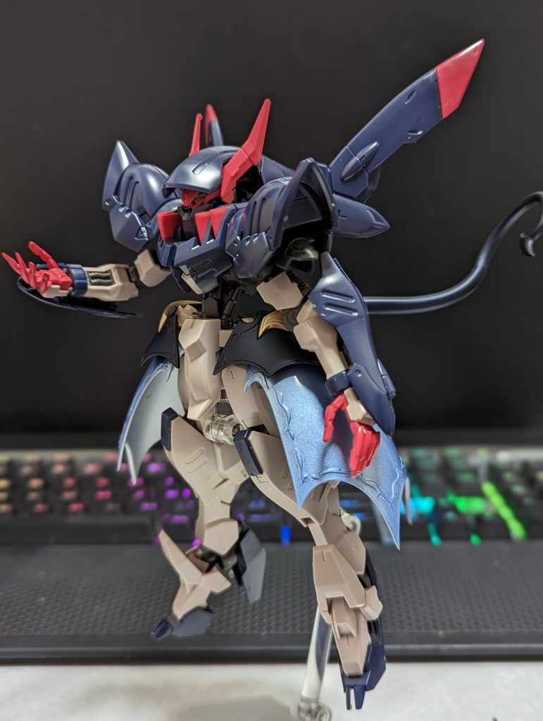 考案中腰の飾りをつけるために、腰装甲をバッサリカットして後戻り出来なくなっています。