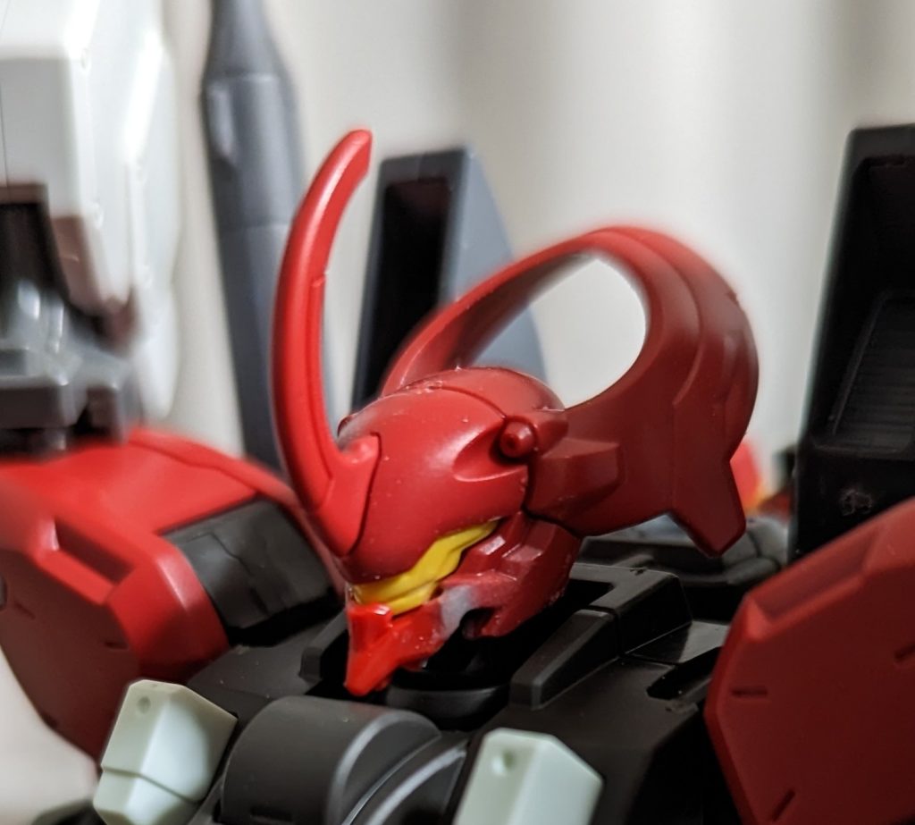 頭部は顎を削ってルプスレクスのものを移植しました。角も取り払ってアンテナとセンサーを追加してmk-Vっぽくしました。