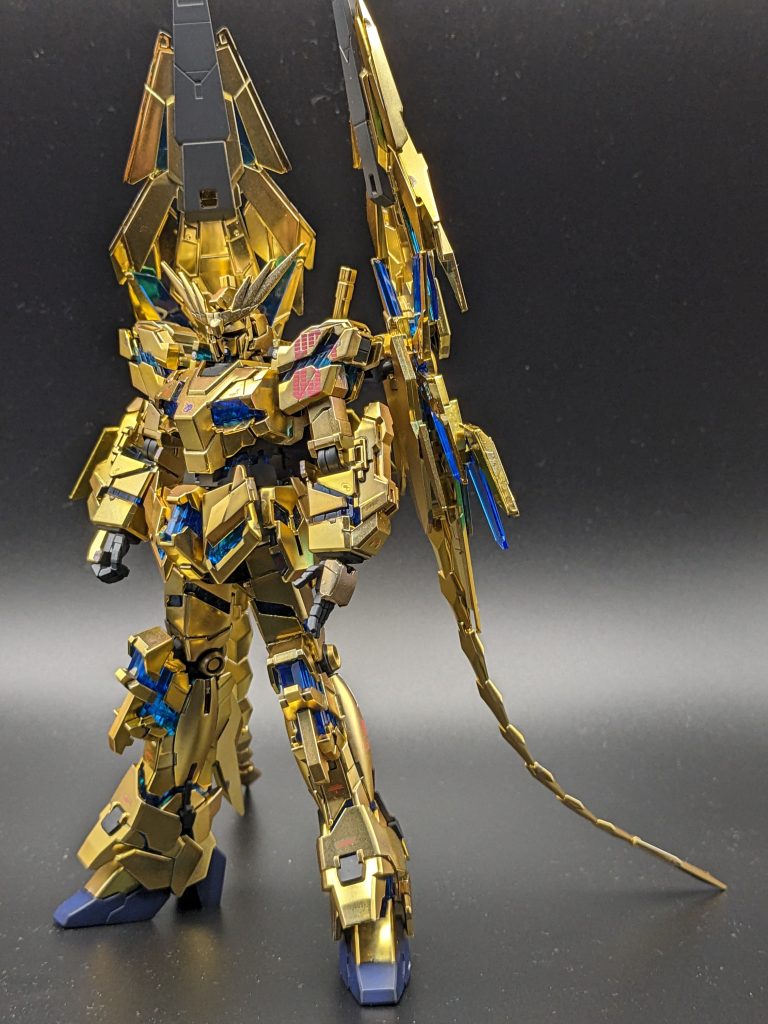 今回は、コーティングの上に少し変わった塗装をしてみました。ゴールドコーティング特有のギラギラが消えて、しっとりとした印象に映ると思います。ダイ〇ーにある、ネイル用のオーロラパウダーをクリアに混ぜ込んでトップコートしてみました。以前からセリ〇のミラーネイルを使用して偏光塗装は度々やってみていましたが、この素材は初めてで、他にやっている方がおられなかったのでかなりの冒険でした。