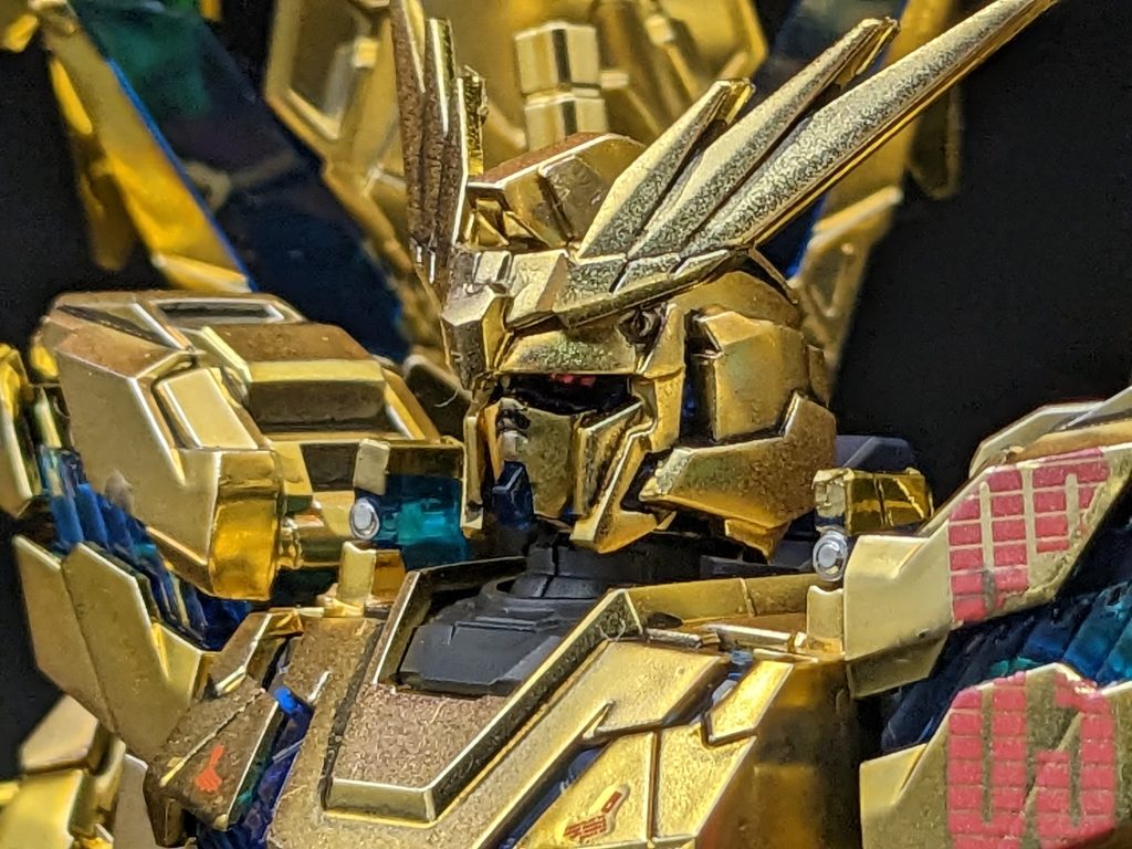 ツインアイは赤のラピーテープ。デストロイモードなので。各部にスミ入れをしているので、モールドがクッキリします。特に頭部などは複雑なカタチですので効果抜群ですね。