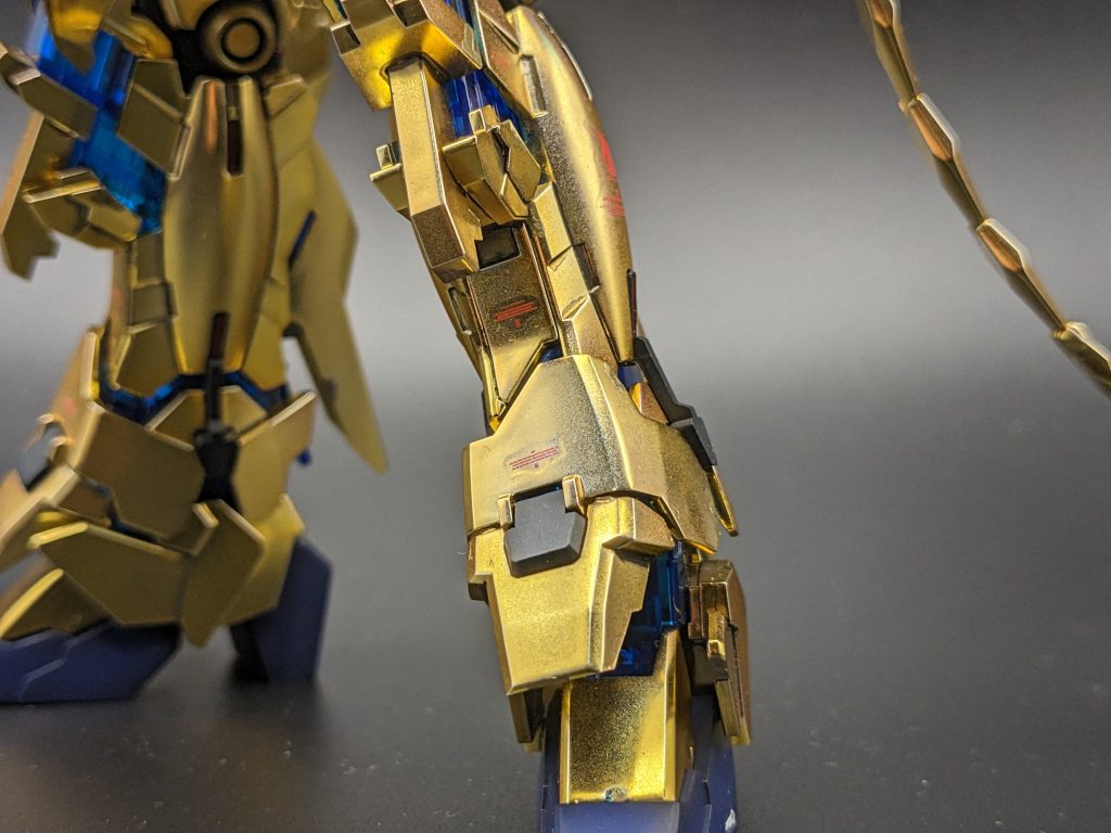 実物では緑や赤が表面に出てくるので結構キレイなのですが、画像(静止画)では分かりにくいですね・・・。コーティングついでに、デカールを少し貼ってみました。