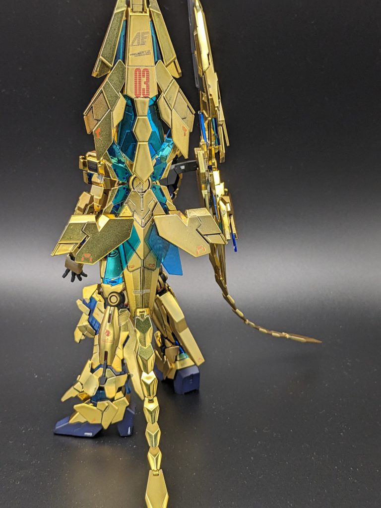 アームドアーマーDEの尻尾あたりが、オーロラコートの効果が見やすいかな、と思います。影になるあたりが緑っぽく、ハイライトに近いあたりが赤っぽく見えます。