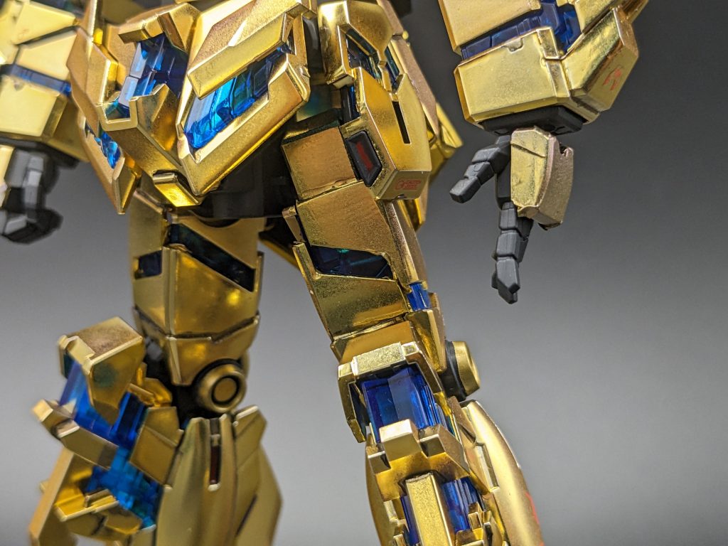 太腿は前後のパーティングラインが非常に目立ちます。なので前作と同様にいったんコーティングを削り落としてゴールドミラーフィニッシュで。