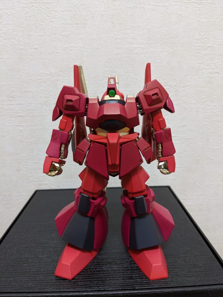 正面1985.3.2「機動戦士Ｚガンダム」放送開始！！の報を「エルガイムの次は、いよいよガンダムの続編かぁ！！😳」と期待半分・不安半分で聴いた38年前！！の中3の自分（始まってみたら結局、ドップリ沼にハマりましたが😅)。序盤登場のMk-Ⅱ、ハイザック、ガルバルディβ、ジムⅡ、そしてこのリック・ディアスは、放送直前に模型誌やアニメ誌でカラーの設定資料が載ってた（と思うけど、なにぶん古い記憶なので、勘違いだったらスイマセン)。それを目にした時の素朴な疑問・・・（良いとか悪いとかでなく)シャアが乗る機体、確かに「赤い」ケド、何で「あの色」じゃないんだろう❓今回はそんな「38年前の自分の❓」に応えるべく、「あの色（具体的には、ガンマカのシャアピンク＆シャアレッド）」で仕上げてみました😉けど、単に「リック・ディアスの茶色を赤に変える」とか「ザクやゲルググの色分けなぞる」ってのも面白味に欠けると思ったので、超「後出しジャンケン😅」ですが、RGのサザビーみたく「部位ごとにコントラストが付いてる」ようなイメージを狙ってみましたが、いかがでしょうか❓