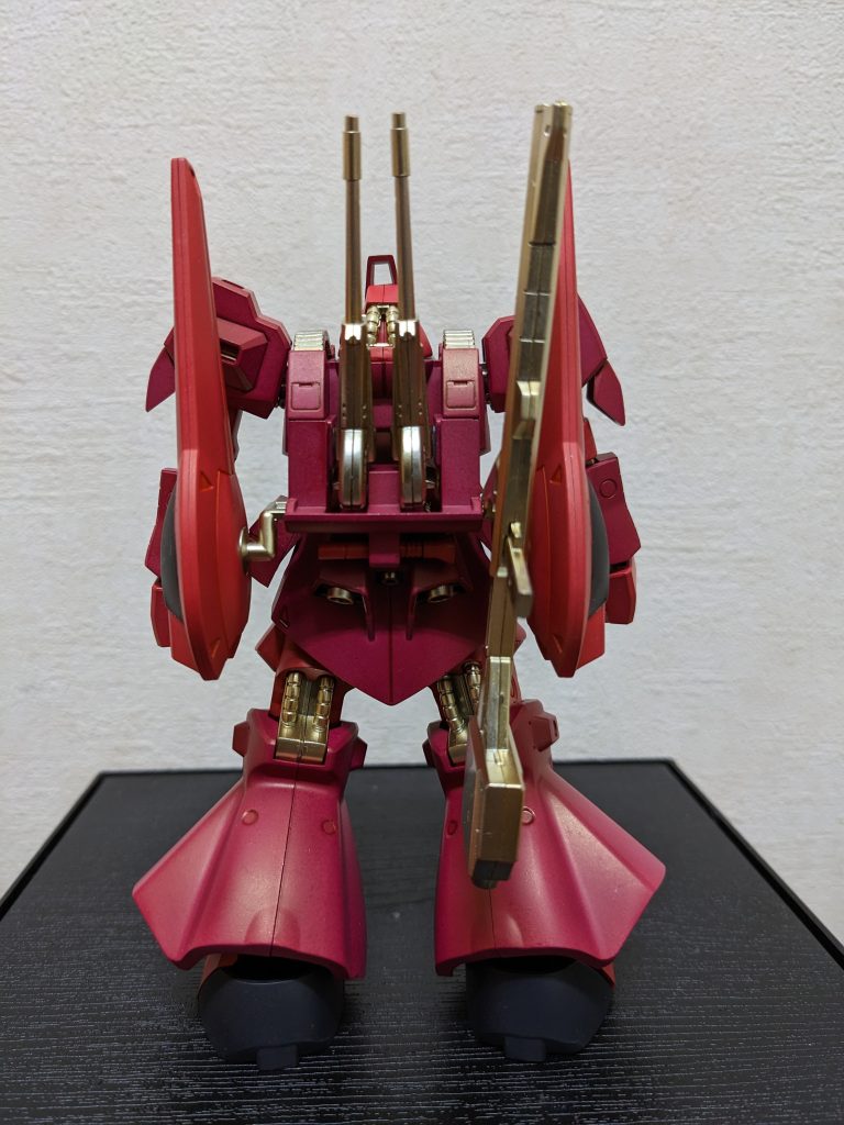 背面ウェポンラックが機能美感じさせ、「プラモ魂」も刺激しますね！😆流石、永野護デザイン👍！！