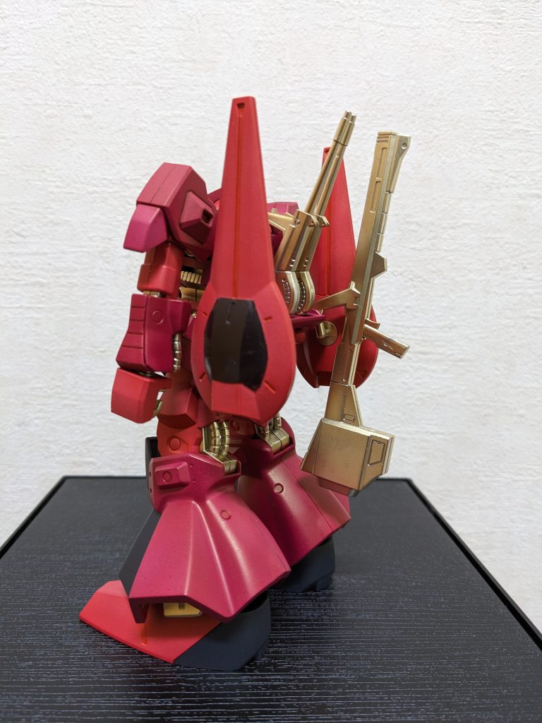 側面関節＆武器は、最近マイブームのホワイトゴールドで。黒っぽい部分はジオン軍セットのファントムグレーですが、背中のバインダーはマスキングして成形色の茶色をそのまま使いました（手抜き塗装😅)