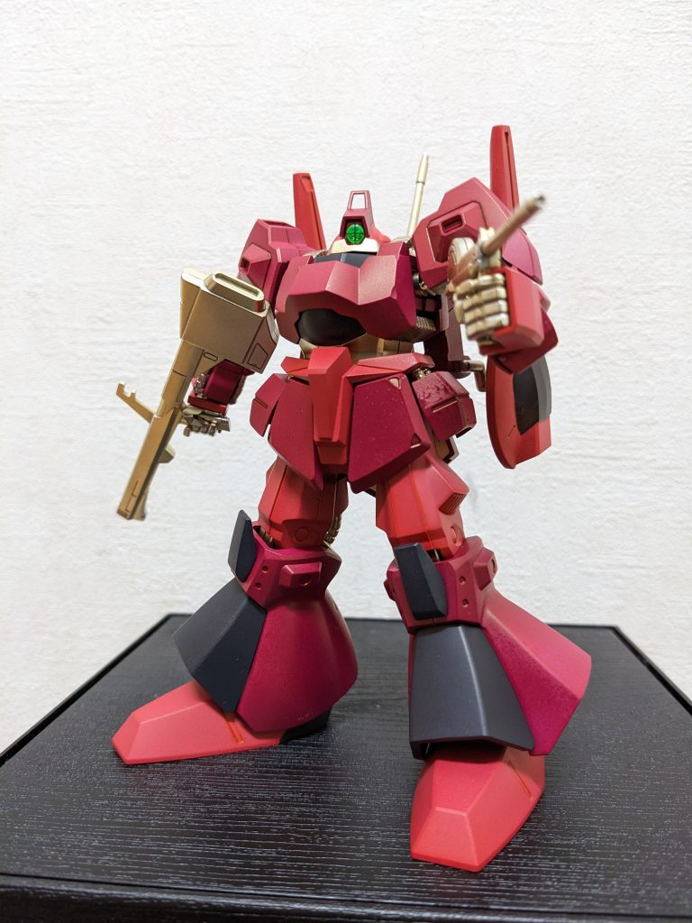 こんな感じを試しましたが、しっくり来ないばかりか、擦れて少し塗装も剥げちゃった😢ので、サムネ画像のとおり、百式さんから借りたライフル持たせて飾ってます😆