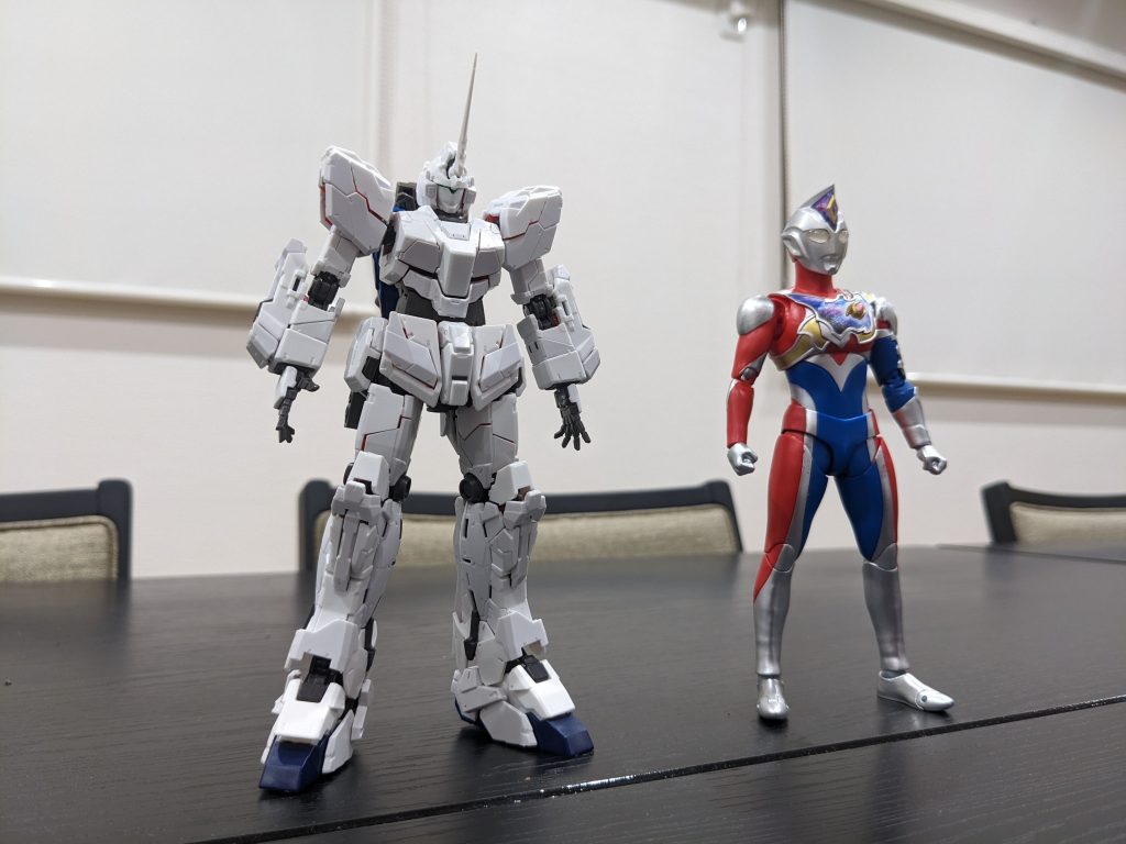 スミ入れはガンダムマーカーのスミ入れペンを使ってみたらどうかと提案したら自分でやってみたいと言ったのでこれも任せようと思います。