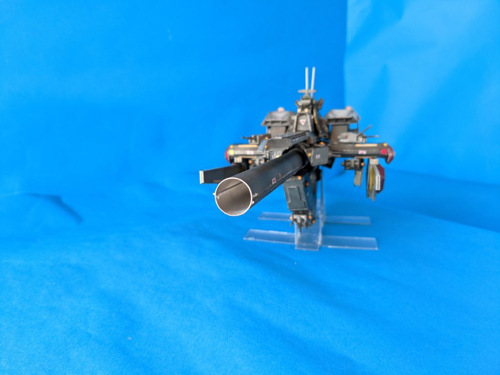 艦首無しですが正面から。設定上は艦首を取り外すとですらー砲になります。最終局面でどなたでも簡単にですらー砲が発射出来るように発射シークエンスを記載しておきます。参考にしてください。1.ヤマトに敗れる。2.ズォーダー大帝に拾われる。3.ミル君をもらう。あとついでにノイ・デウスーラと付属艦隊も。4.やまでらヴォイスで色々難しい事を言いながらですらー砲を撃つ。5.地球消滅。6.ズォーダー大帝に怒られる。簡単だな☆