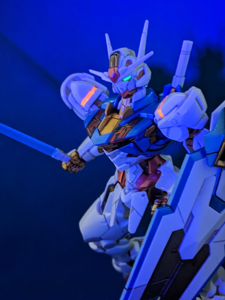 カメラと肩は蛍光塗料で塗ったのでUVライトで光ります。