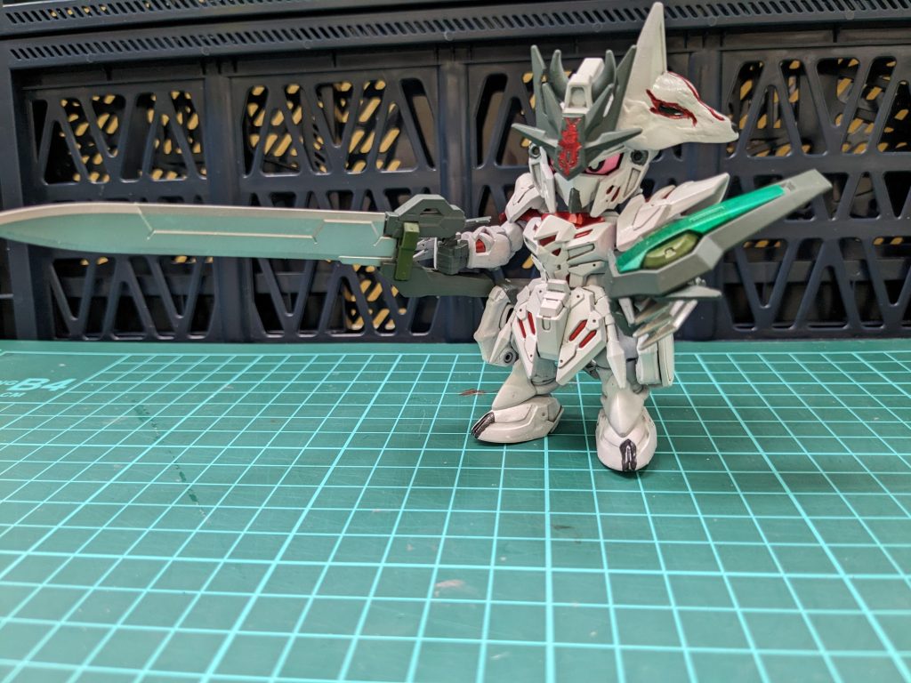 HGエクシアのGNソードをバラして持たせてみました。アンバランス。