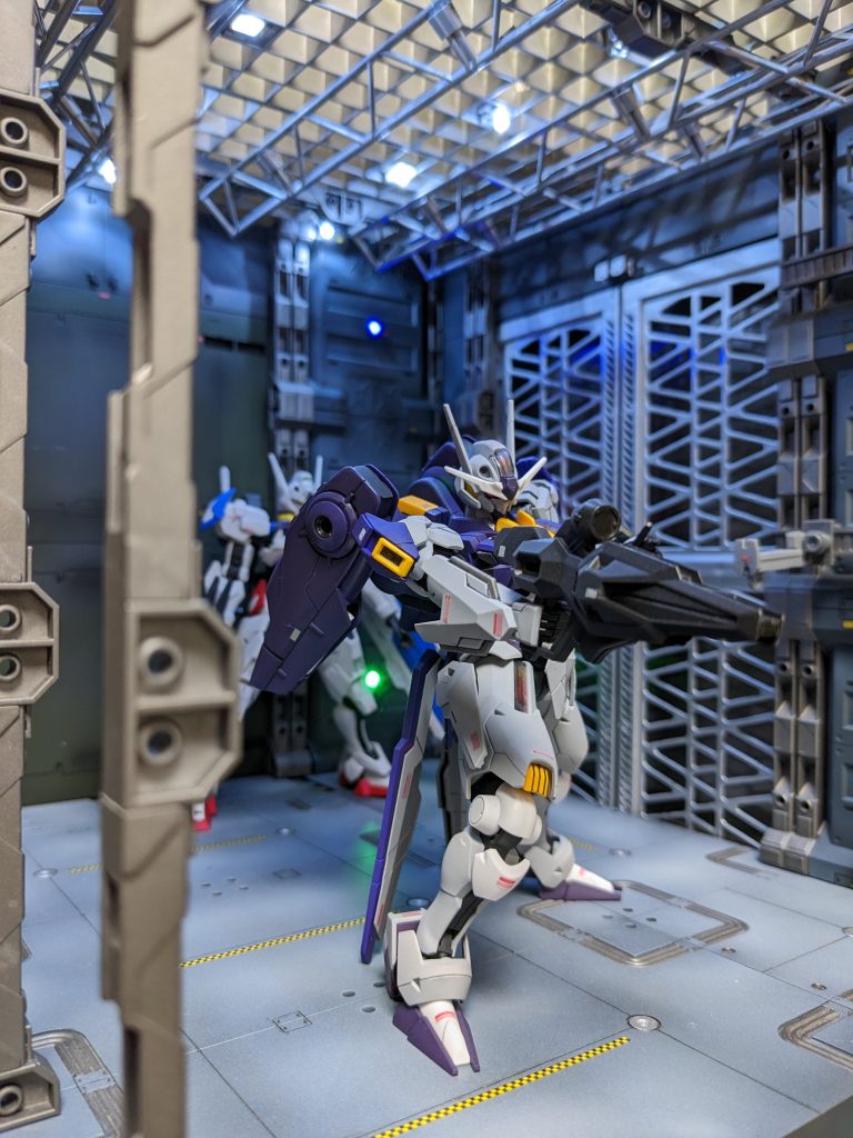 格納庫の中ではあまり派手なポーズはおかしいですね。