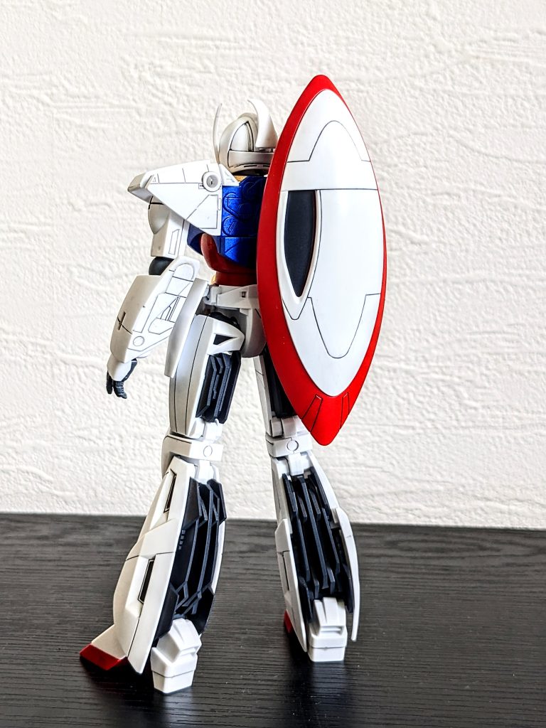 バックショット。ターンエーは独特な形状ですね。武装無しで飾るつもりだったのですが、シールドの塗装が凄く上手く行ったので背負わせてパシャリ。お気に入りです♫