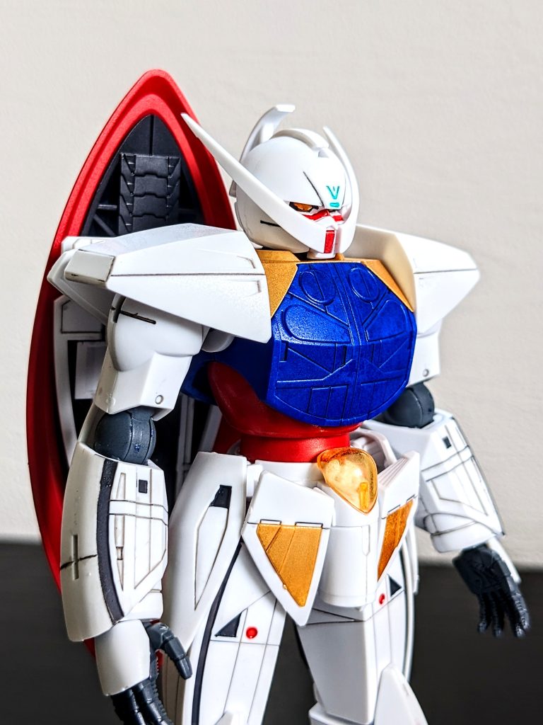 ほぼ見えませんが一番苦労したのがフェイスパーツ。成型色がレッドだったのてまずペーパー掛けしてからホワイトサーフェイサーを薄く3回吹き、その後ニューホワイトで塗装。マスキングしてガンダムレッドで塗装。カメラの縁のブラックを塗装した後にカメラをイエローで塗装しました。最初はニューホワイトを直接塗ったんですがレッドなので全く発色せず一度全て塗料を落としてホワイトサフ下地に変更しました。面倒くさかった〜