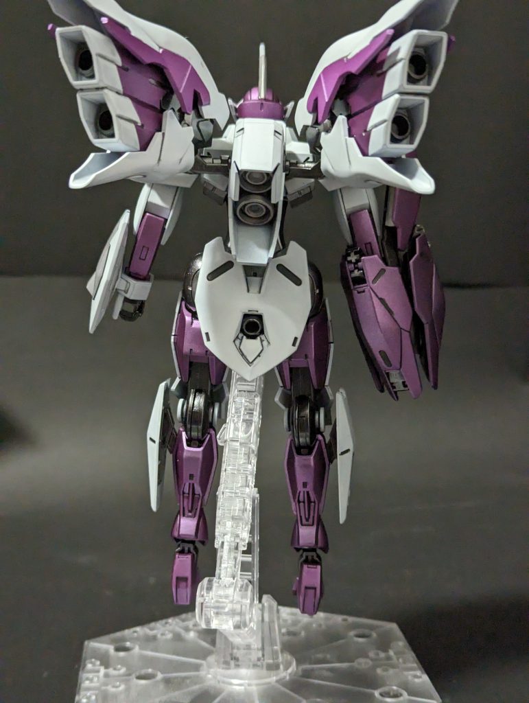 フレームはスターブライトアイアンを艶有りで。装甲はMSホワイト、メタリックパープルを艶消し仕上げ。どちらも差し色としてクロームシルバー。墨入れにはガンメタルを使用してます。 