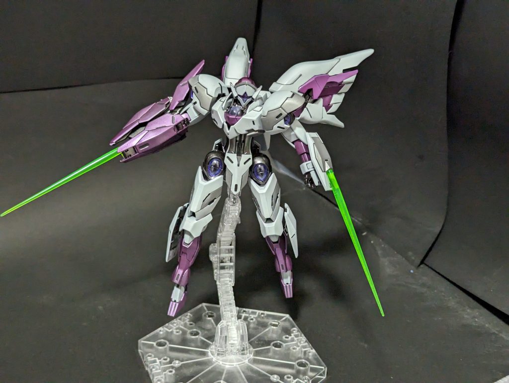 ビームサーベルを構えて。