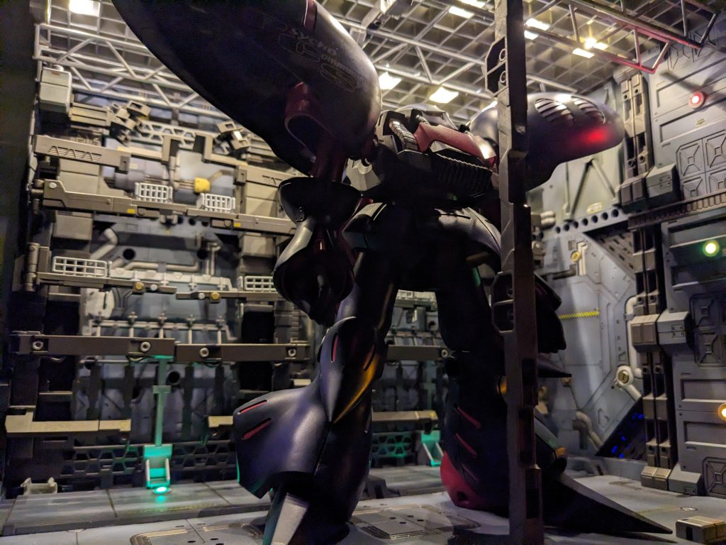 こちらも照明を落として撮影。暖色のLEDだと格納庫のイメージも雰囲気変わります。