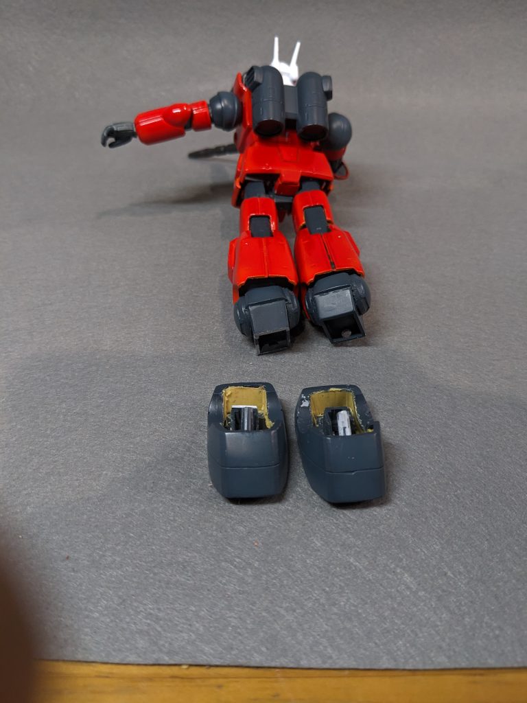 前屈させると重心が前にかかるのですぐこけます。発進できません💦 なんでかかとに重り代わりにパテ埋めてみました。