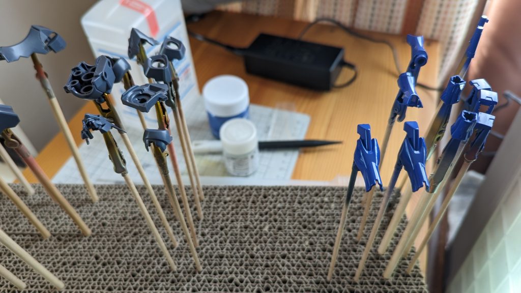 一応塗り方をメモっておきますと、適当に紫…というか【余った紫(純色)+余った青(何の青だったか忘れた)】を適当に混ぜたらラベンダーっぽく?なった色を載せーの。ちな、サフェーサーは吹いてません。吹くのが必要な作業してませんし。